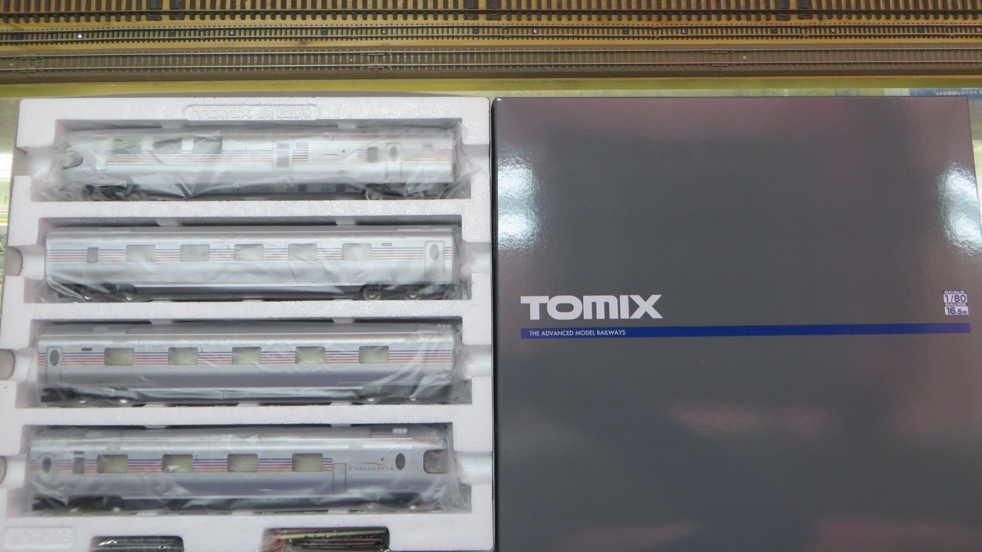TOMIX HOｹﾞｰｼﾞ E26系ｶｼｵﾍﾟｱ入荷です♪ | 明和模型